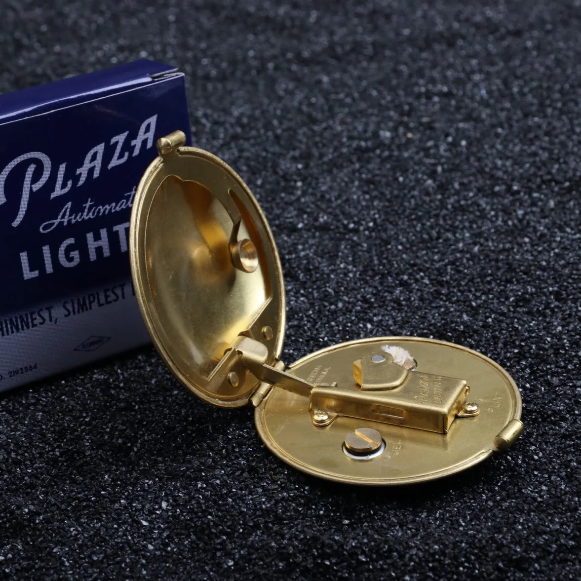 Creative Ladies Powder Box Refillable Kerosene Lighter - Image 7