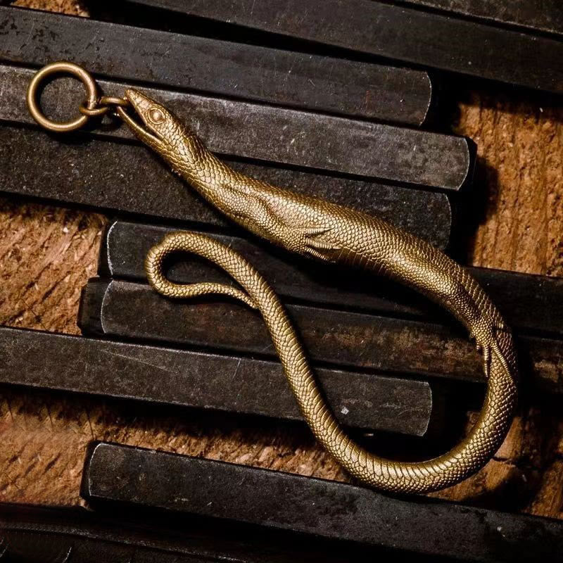 Detailed Lizard Hook Clip Pendant Brass Keychain - Image 4