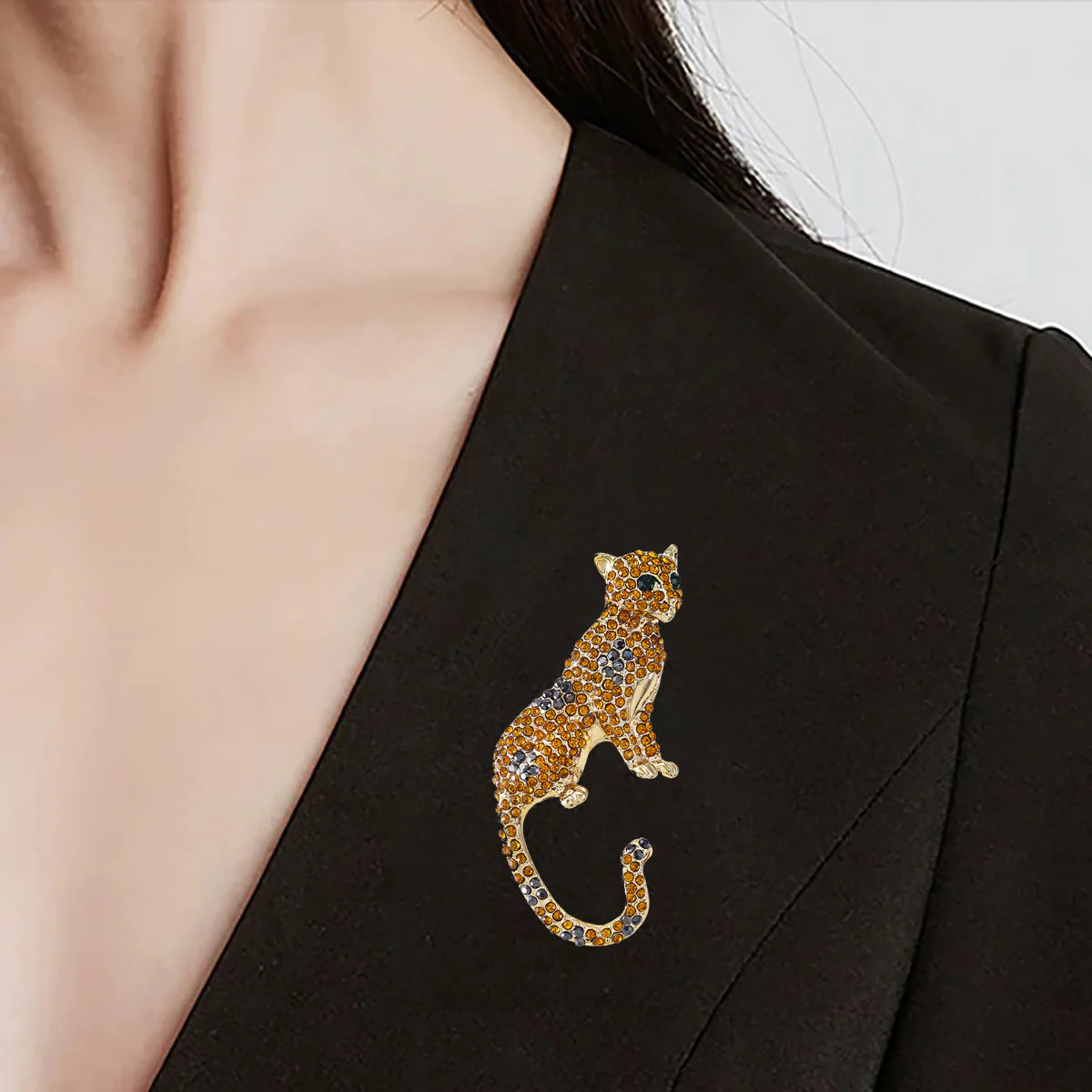 Golden Diamond Studded Emerald Green Eyes Cheetah Brooch - Image 2