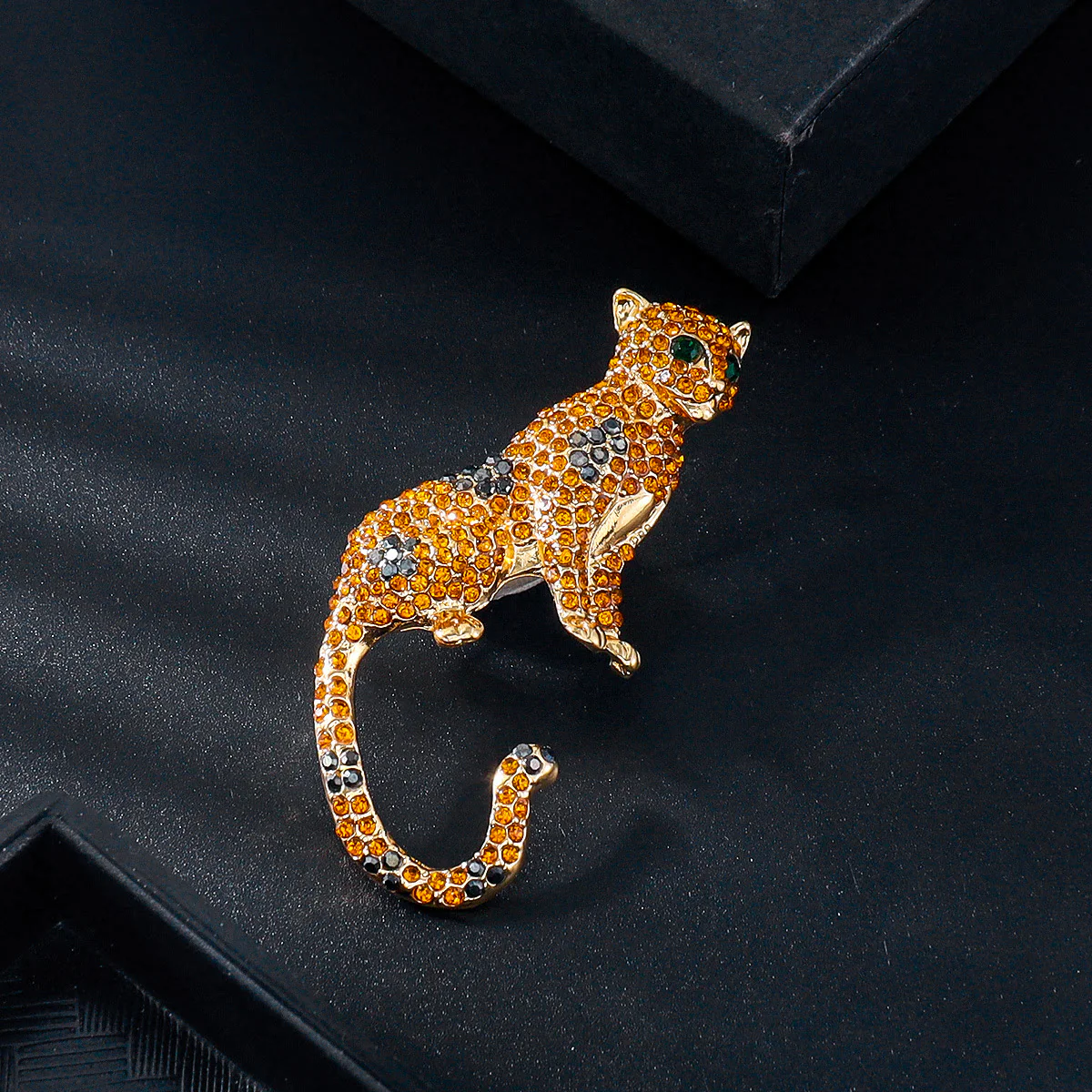 Golden Diamond Studded Emerald Green Eyes Cheetah Brooch - Image 3