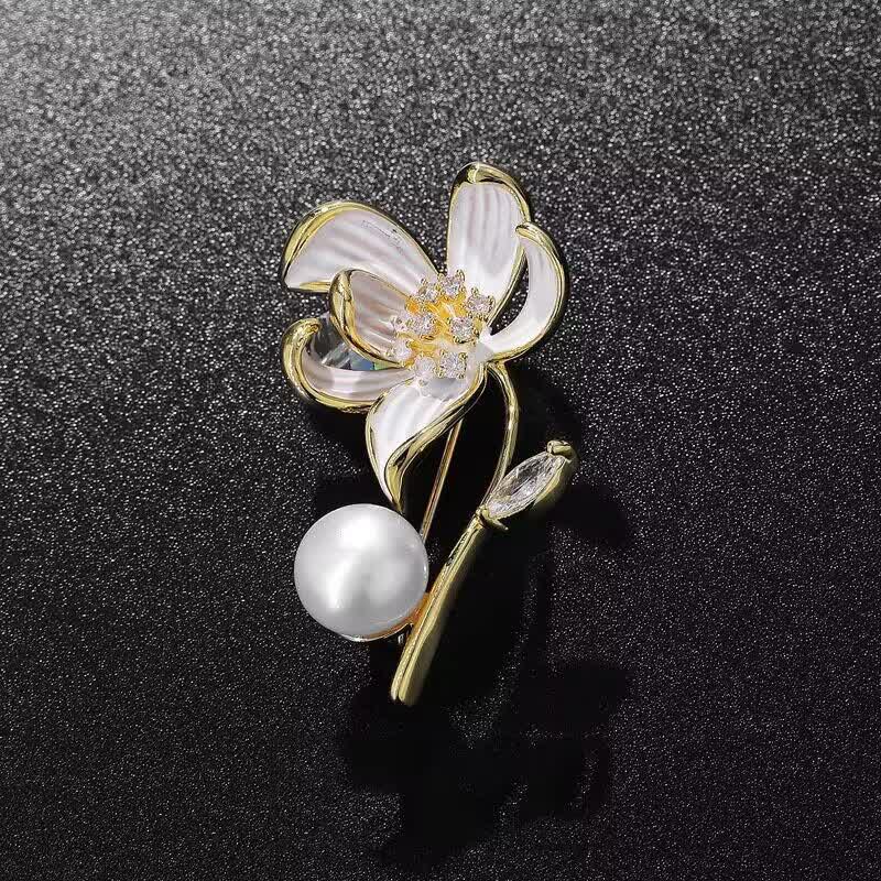 Women's Classic Lotus Flower Faux Pearl Brooch - Image 3